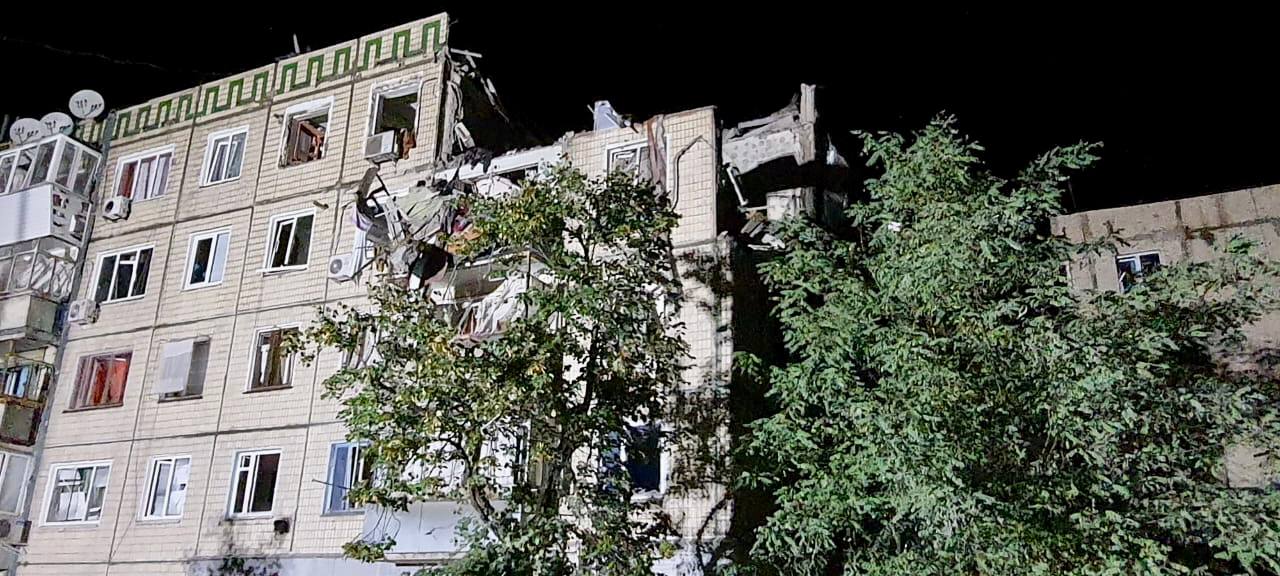 In Nikopol, four apartments in a high-rise building were destroyed
