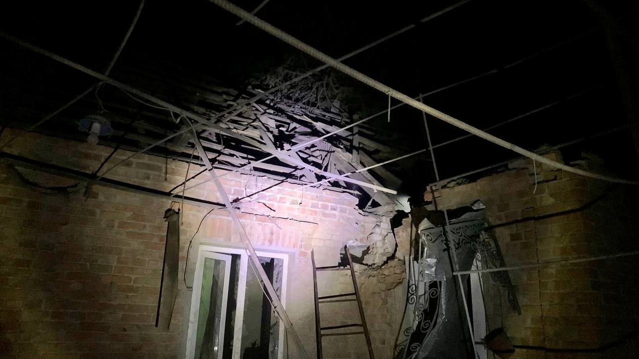 In Nikopol, four apartments in a high-rise building were destroyed: four men were injured