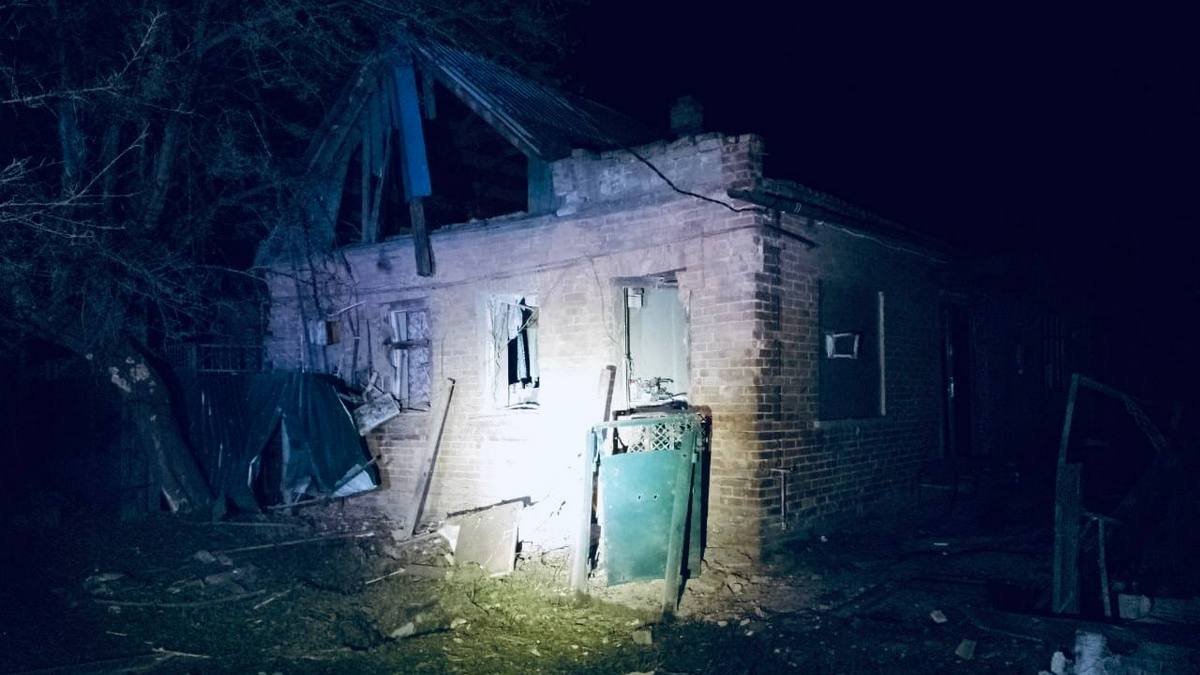The night in Nikopol was shelled: about 20 private houses were damaged