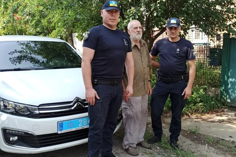 Nikopol police officers evacuated an elderly couple from under fire 