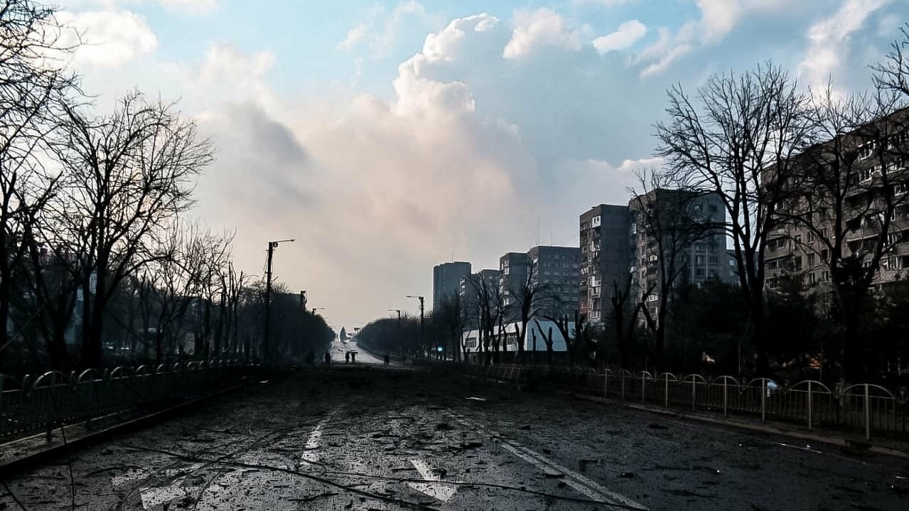 Russian base in Mariupol set on fire! At least 10 Putin men injured, barracks destroyed