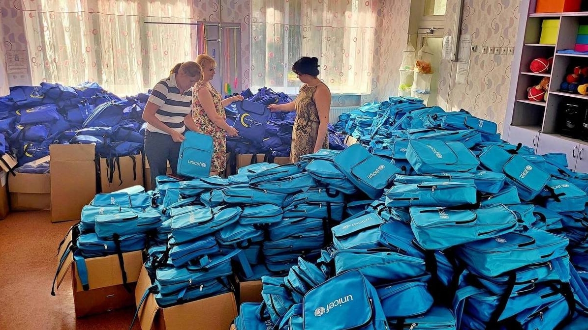 Children from Nikopol received backpacks and powerbanks from UNICEF