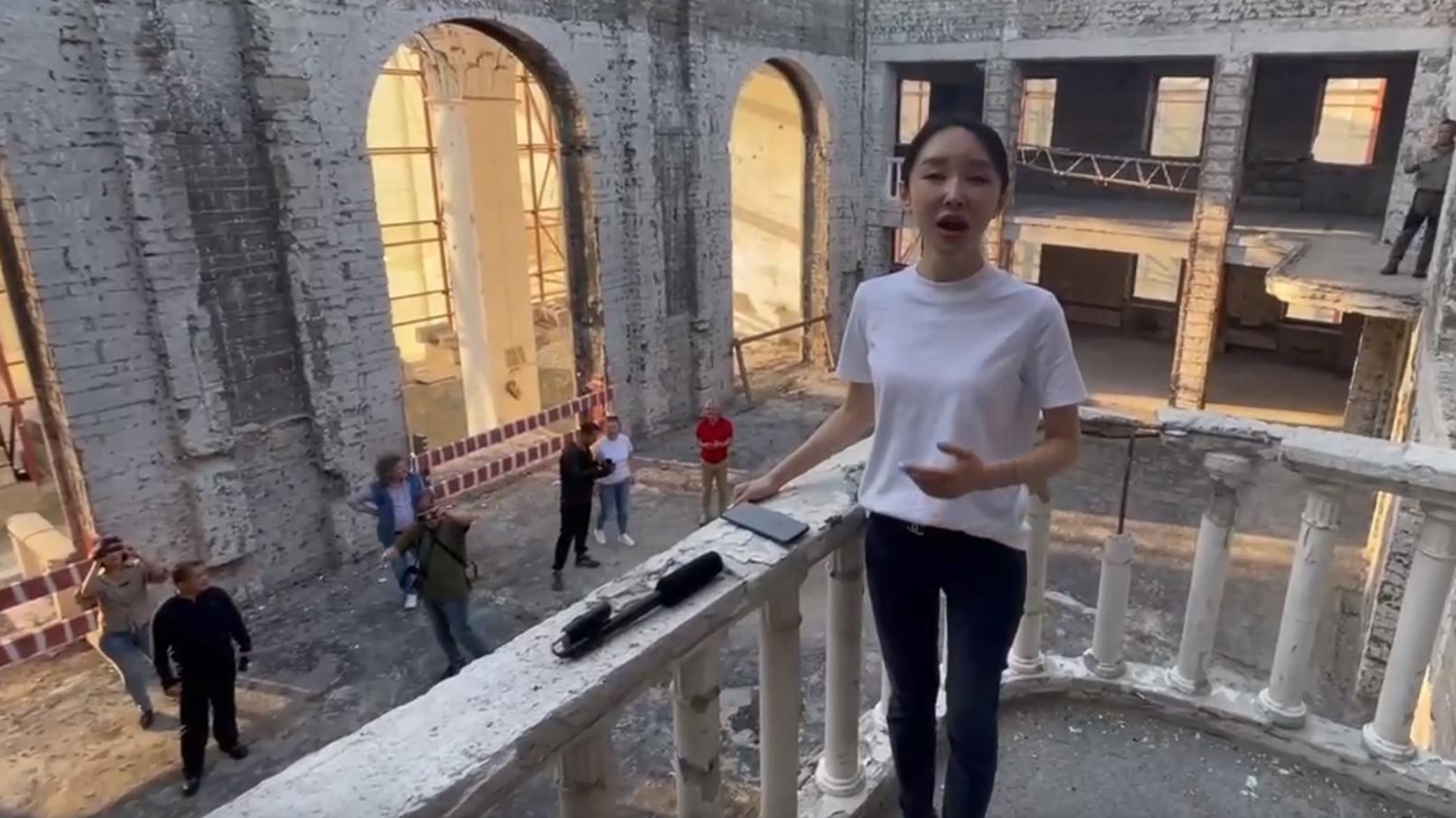 Dance on bones: a Chinese opera singer sang in the destroyed drama theater in Mariupol. There is a reaction from the Ministry of Foreign Affairs