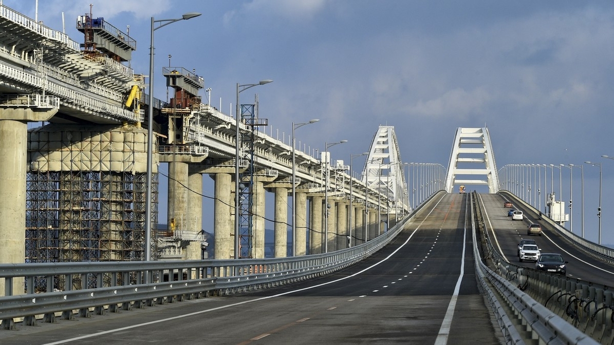 Traffic on the Crimean Bridge suspended. Russians cannot leave the peninsula