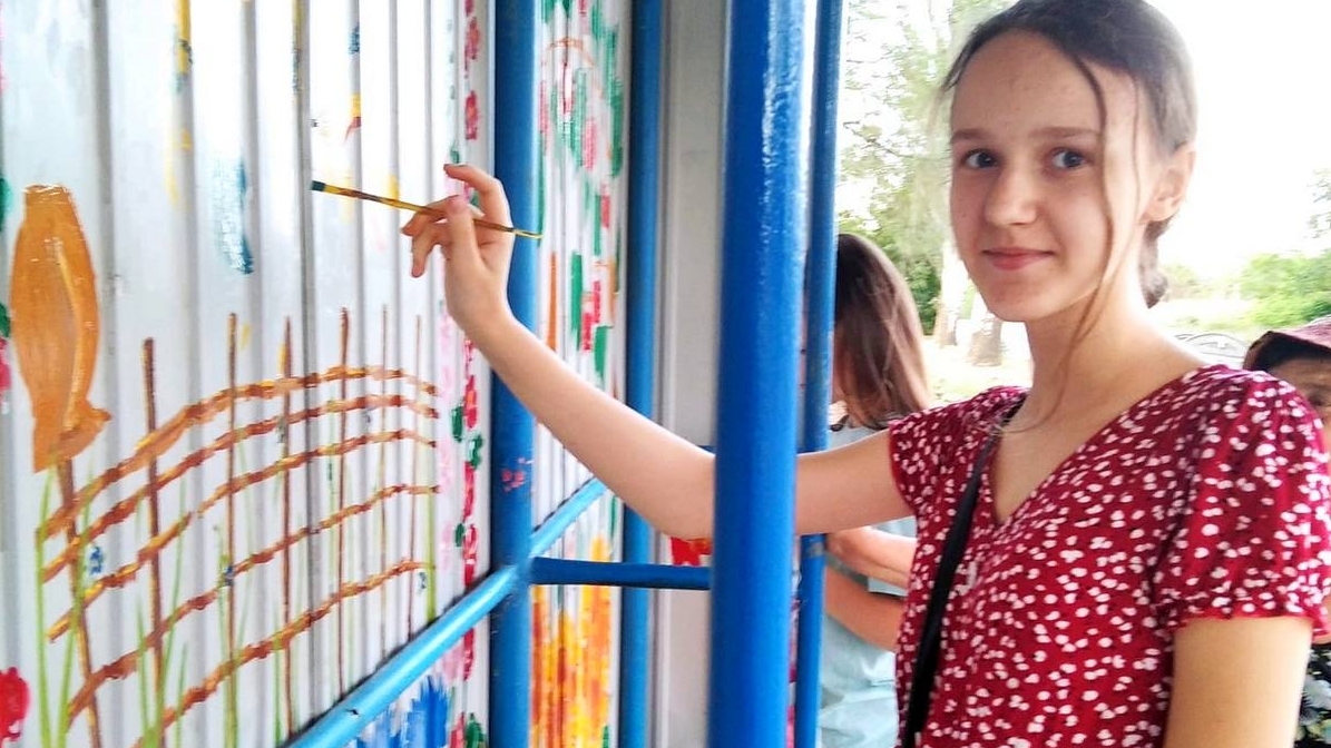 На Новопавлівці  в місті Нікополь талановита школярка прикрасила зупинку