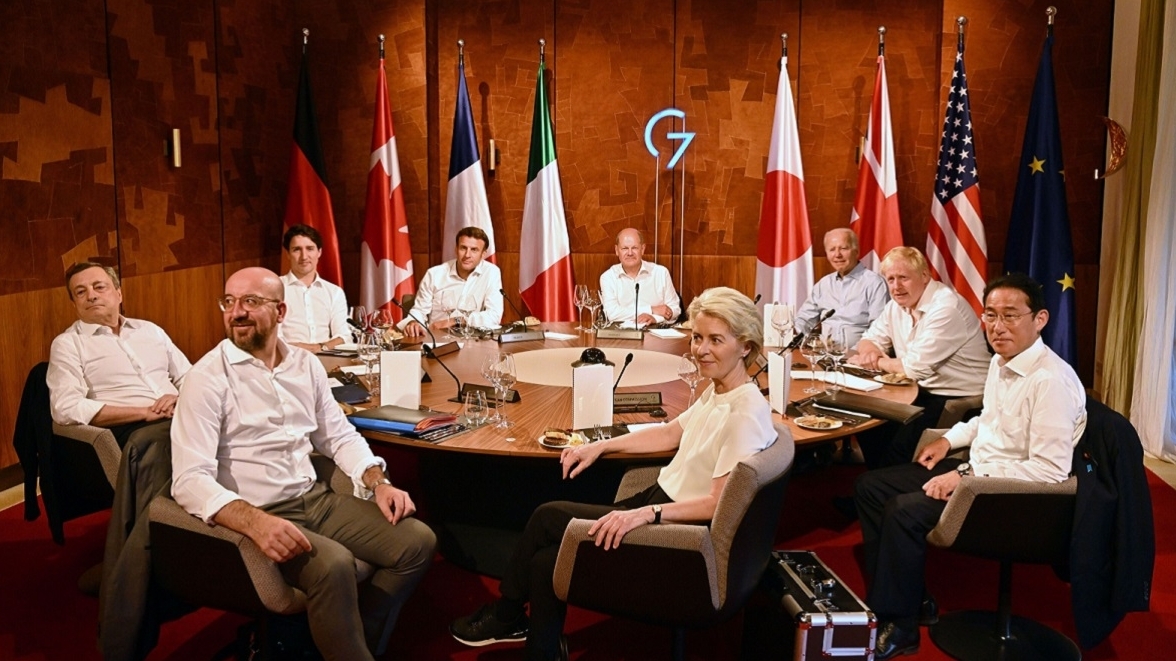 Німеччина. Саміт G7. Лідери держав на саміті висміяли президента росії Володимира Путіна