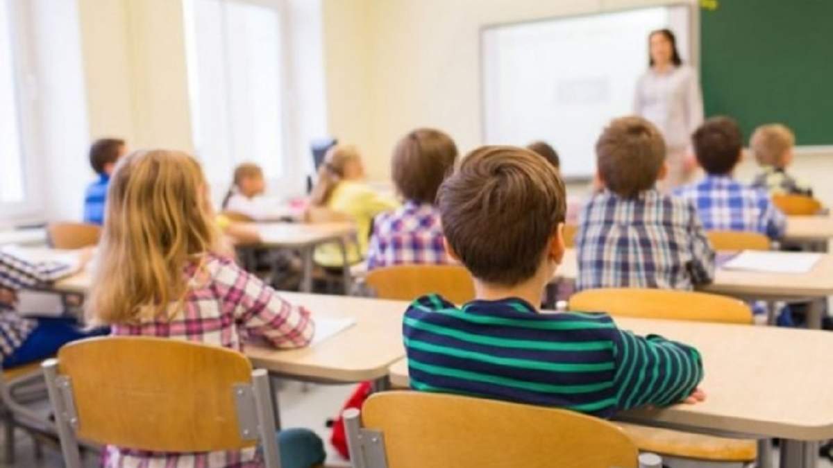 Школи Дніпровщини готують до навчального року офлайн