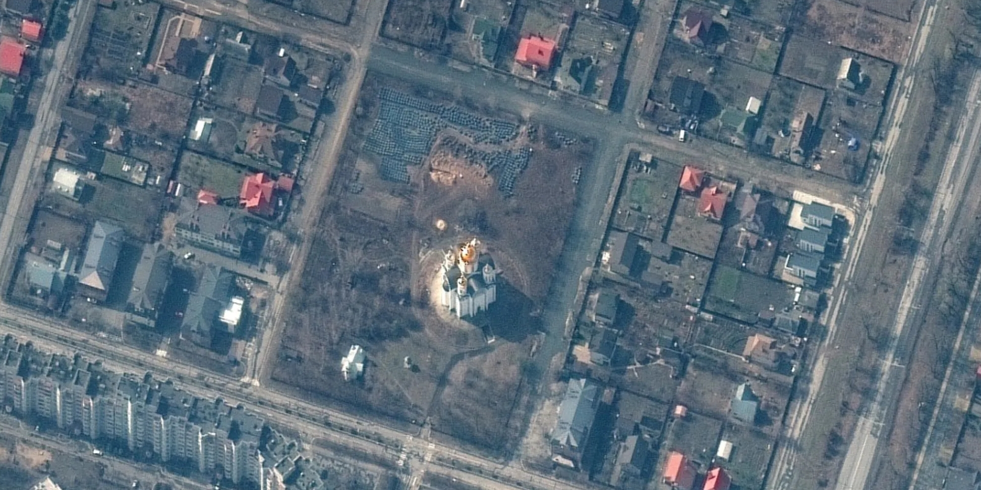 10 березня оприлюднили супутникові знімки. Ви можете побачити братську могилу в Бучі