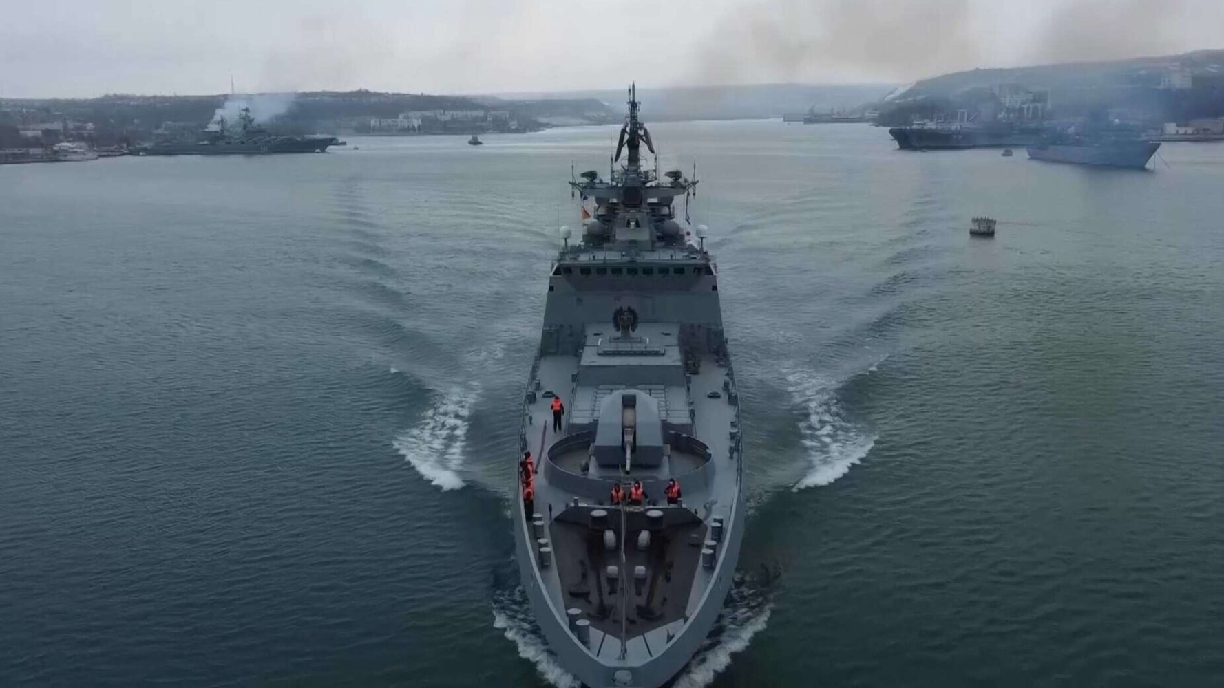 російські кораблі групуються в Чорному морі