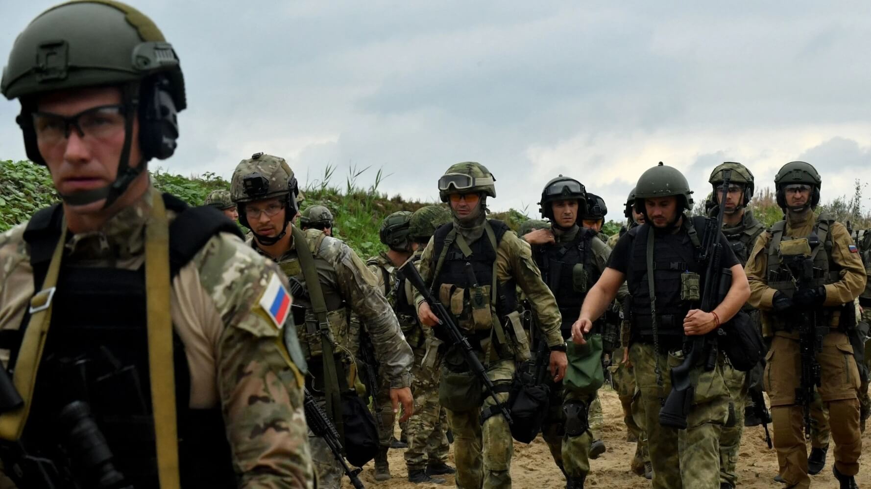 Беззбройні дезертири їдуть до Криму. Москалі женуться за ними гелікоптерами