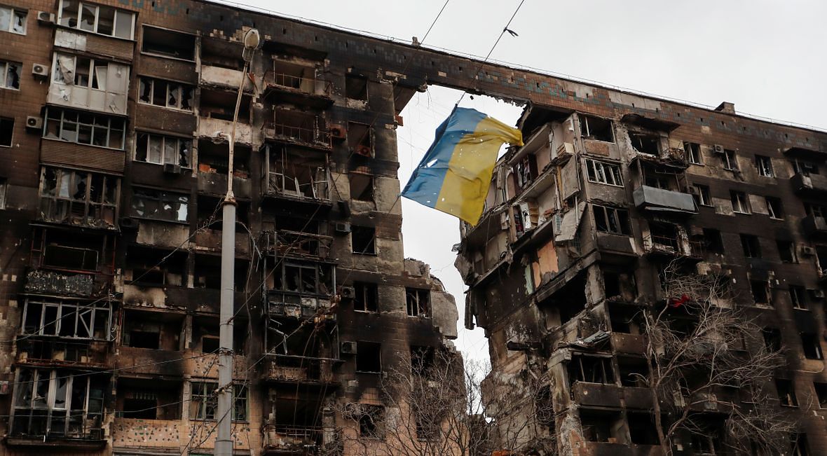 Український прапор висів на проводах біля зруйнованого росіянами житлового будинку