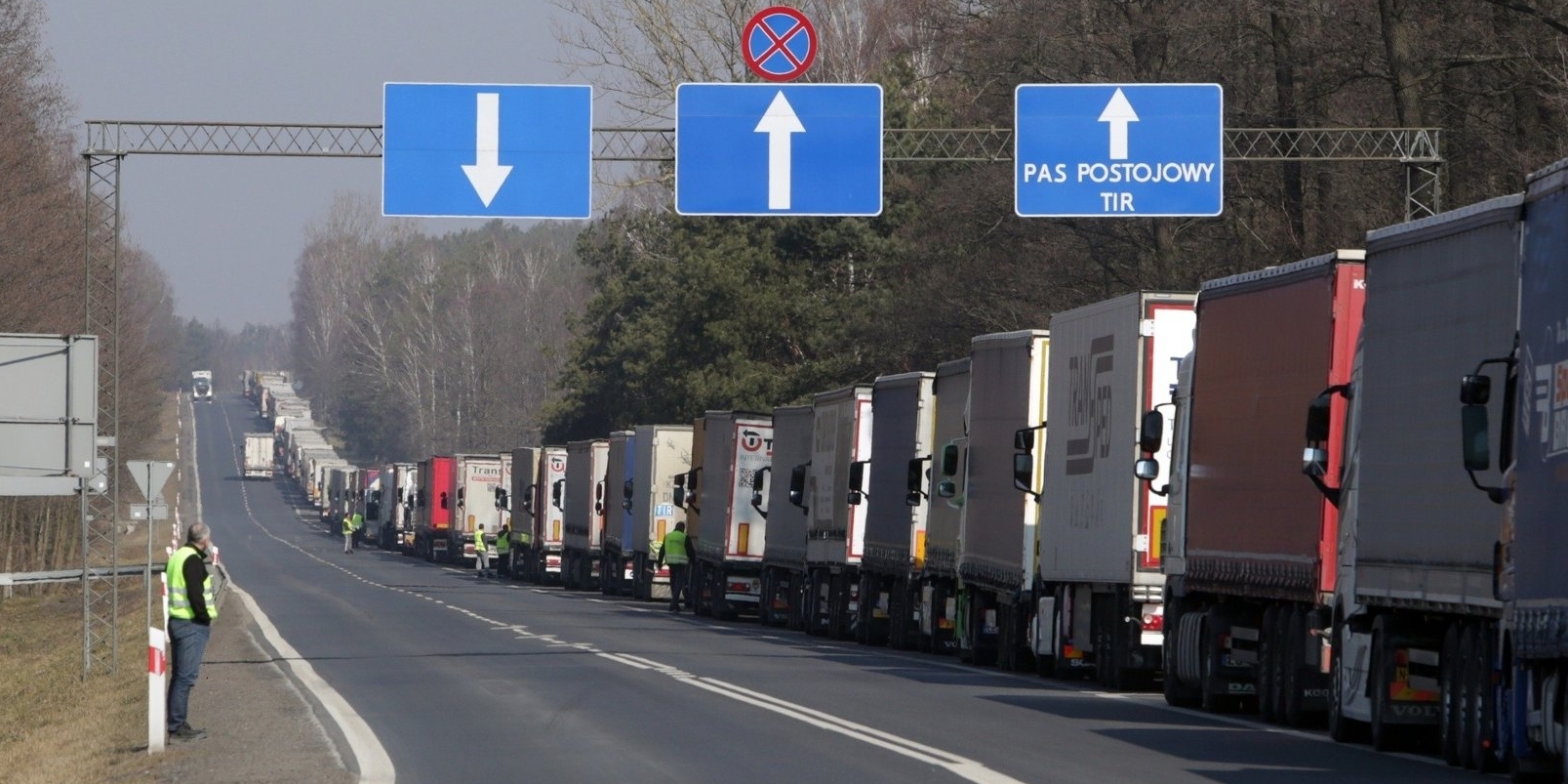 Вантажівки з Росії та Білорусі застрягли в Польщі. Санкції набули чинності