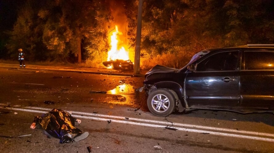 У Дніпрі на Мануйлівському проспекті зіткнулися Mercedes та вантажівка: є постраждалий