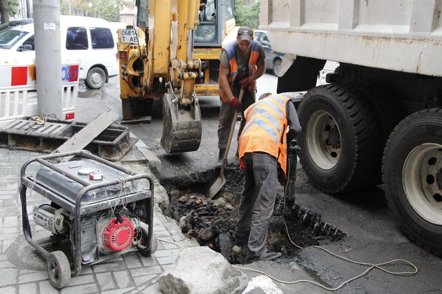 Щодня 8 бригад комунальників чистять та ремонтують зливи у Дніпрі 