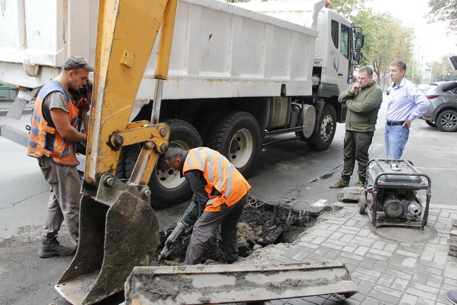 Щодня 8 бригад комунальників чистять та ремонтують зливи у Дніпрі 