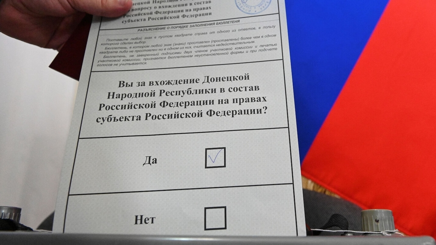 Під час псевдореферендуму в Луганській області підпалили виборчі дільниці