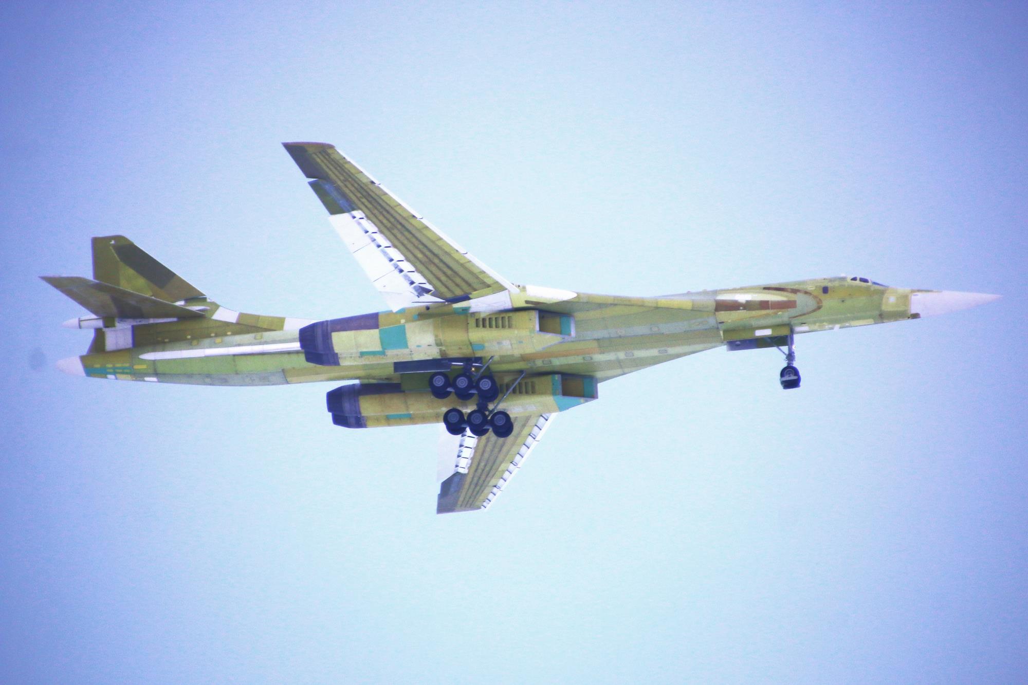 Стратегічний бомбардувальник Ту-160