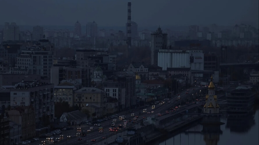 Так виглядає Київ у темряві після ракетних обстрілів