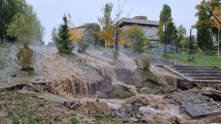 Провал каналізації на росії. Фекалія заполонили вулиці