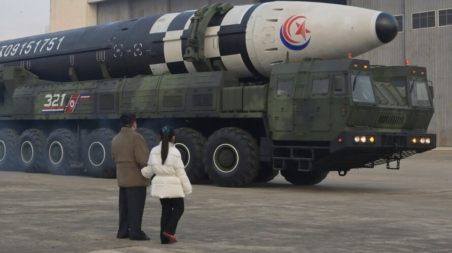 Північна Корея. Кім Чен Ин показав дочку. Він взяв її на випробування ракети