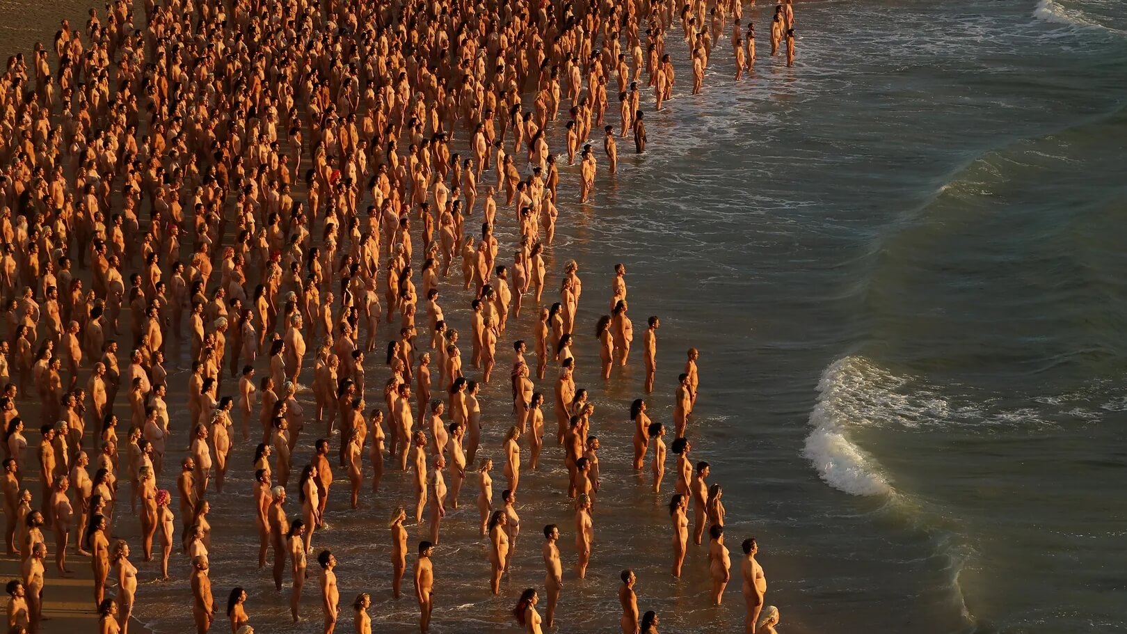 Тисячі голих людей на пляжі. Фотографії облетіли мережу