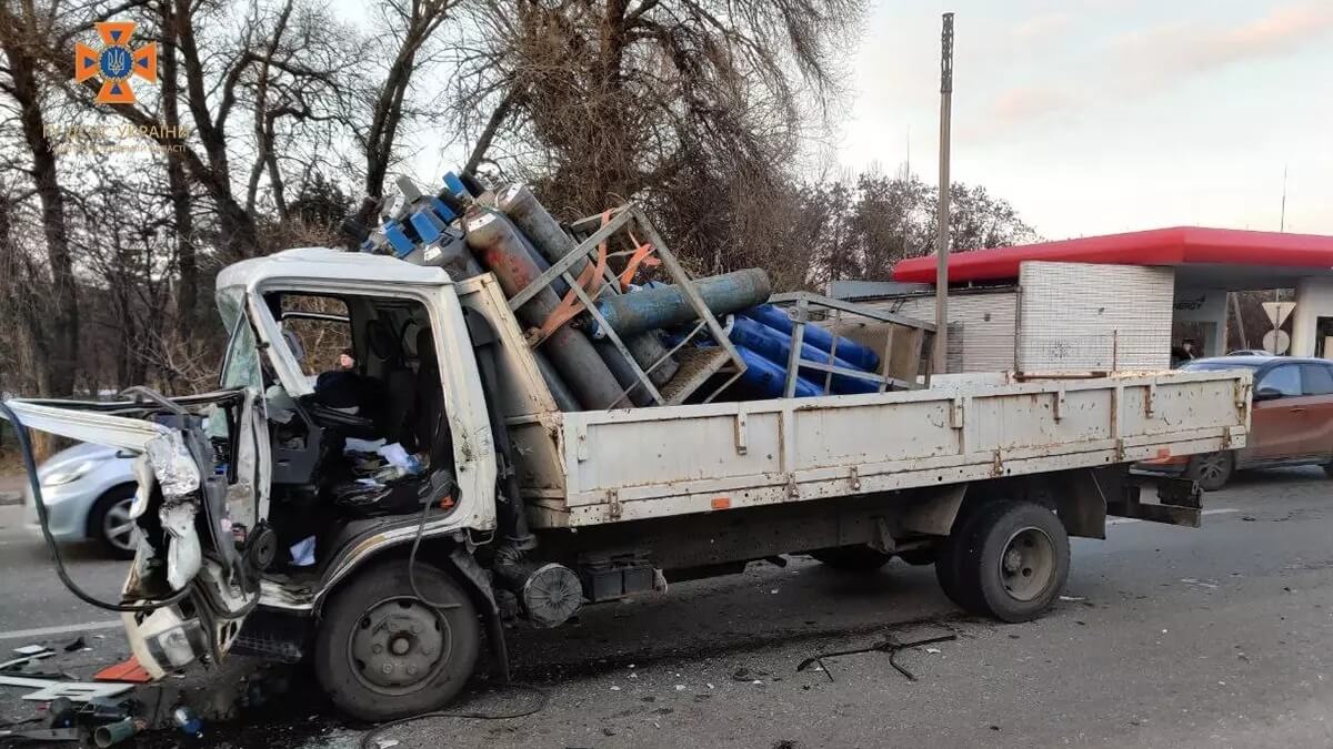 У Дніпрі внаслідок ДТП, що сталося на Кайдацькому мосту, постраждав водій вантажівки