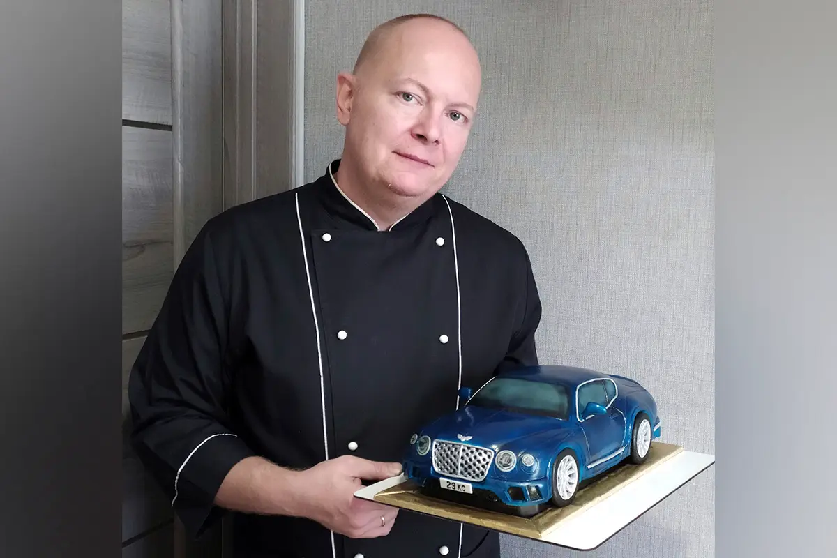 Кондитер Дмитро Никифоренко виготовив тістечко у формі Bentley