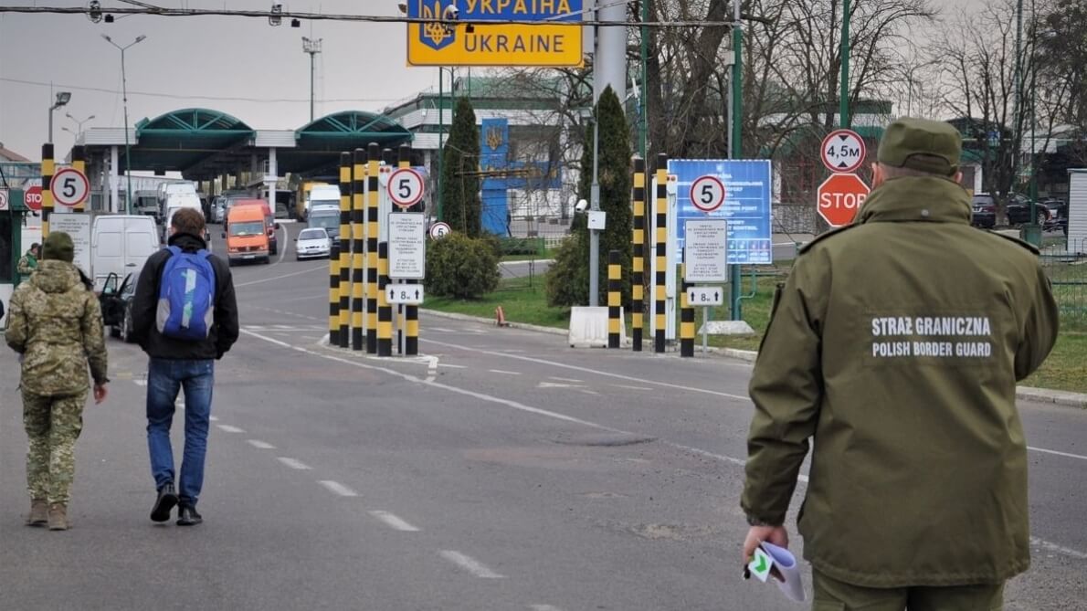 Українці масово повертаються додому з Польщі: де на кордоні найменші черги