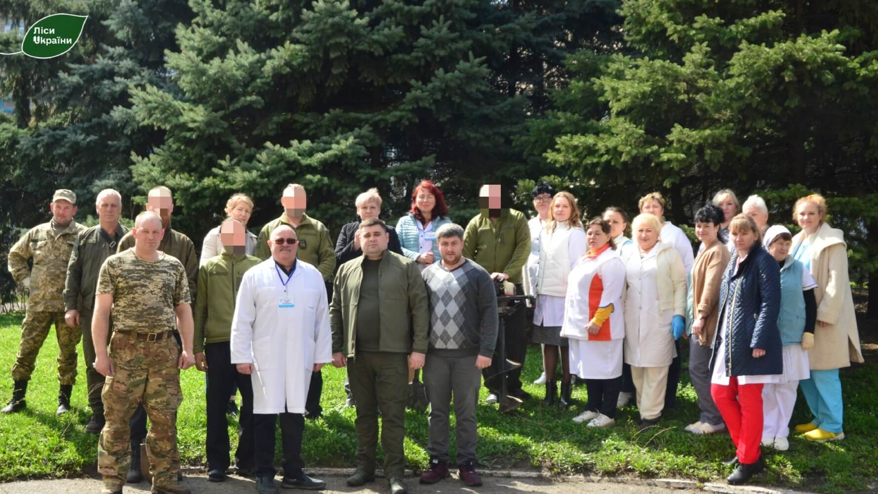 Туї, ялиці та сосни були висаджені на території однієї з лікарень у місті Дніпро