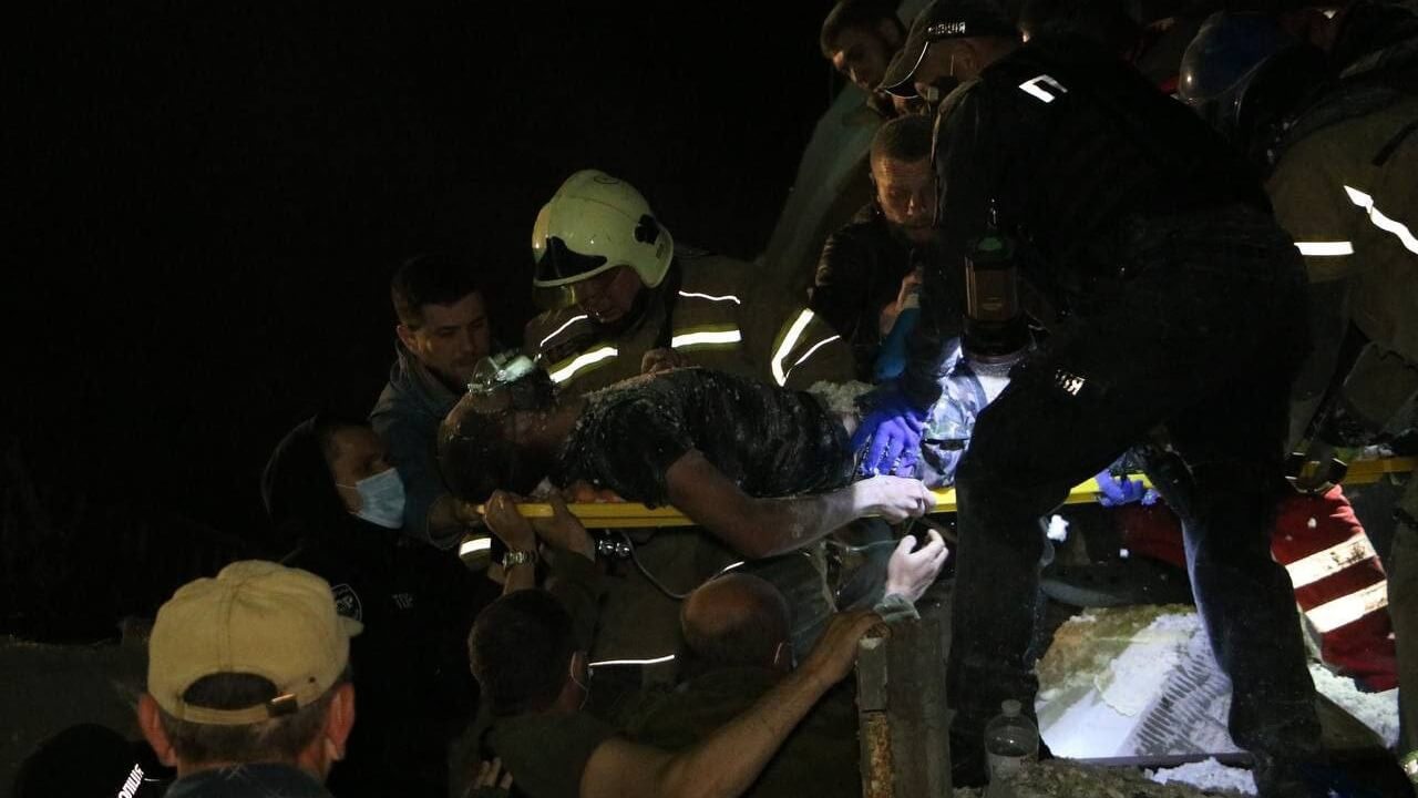 Обстріли Дніпра: рятувальна операція після трагедії