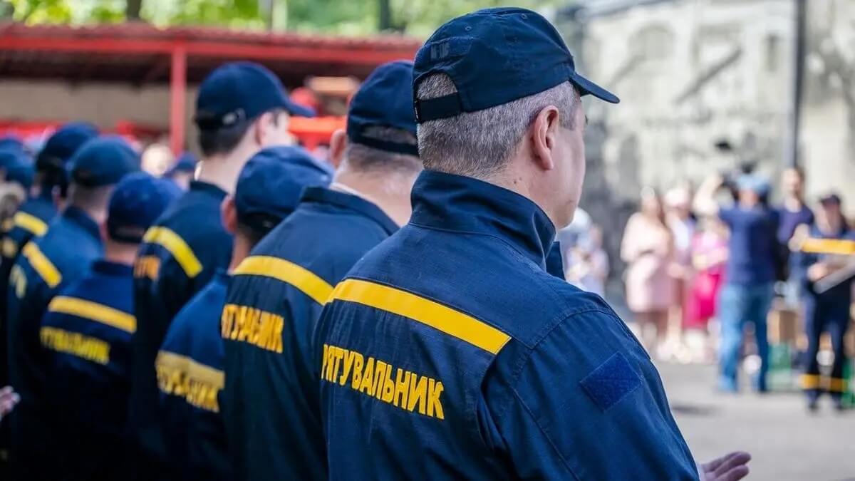 Поліцейські та рятувальники з Дніпровщини  допомагають евакуюватися мешканцям Херсонщини