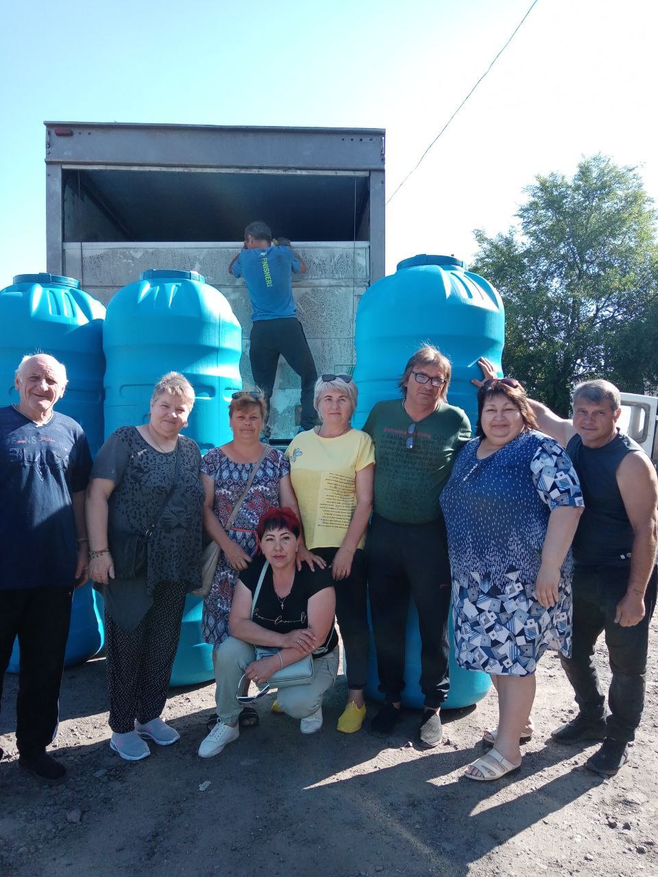 Резервуари для води благодійники передали родинам на Дніпропетровщині