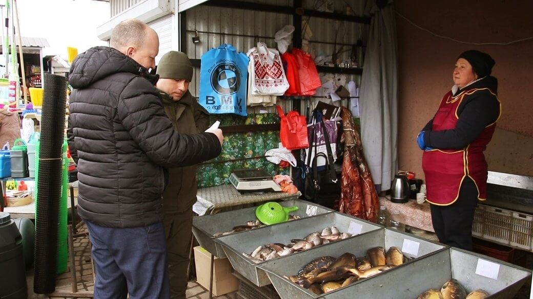 Лікарі та рибний патруль просять  дніпрян не купувати рибу на стихійних ринках