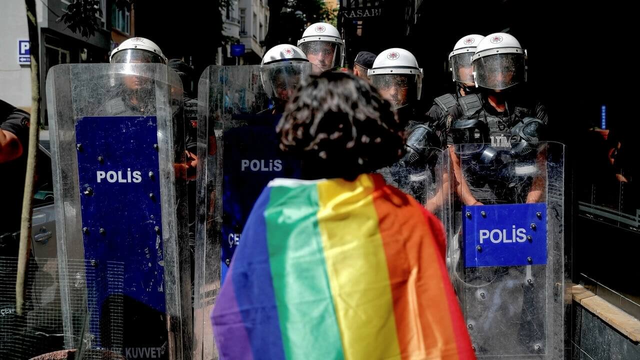 ЛГБТ-прайд у Туреччині: поліція била та затримувала активістів