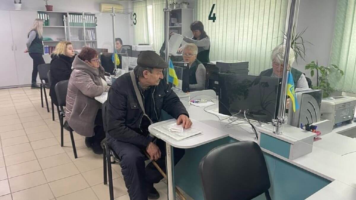 У Дніпрі спеціалісти пенсійного фонду приймають переселенців з Луганщини