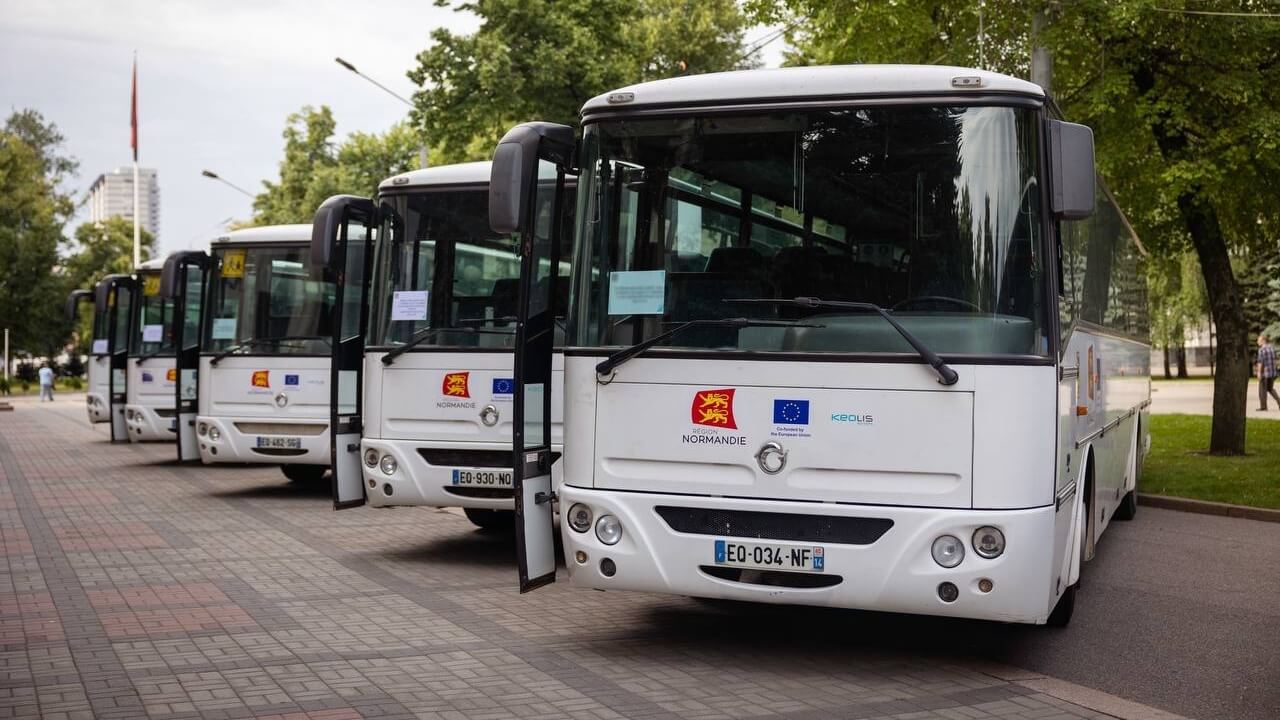Франція передала Дніпру 14 шкільних автобусів