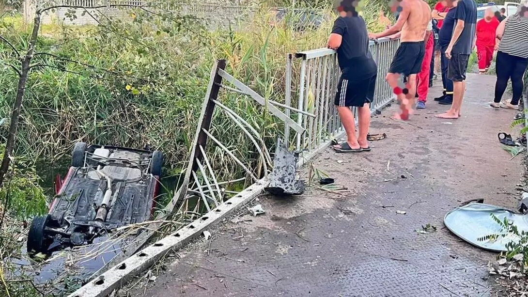 У Дніпрі легковий автомобіль впав у річку