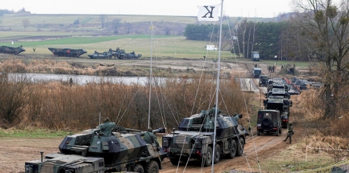 У Польщі почалися масштабні маневри НАТО. Важка техніка на дорозі і F-16 в повітрі