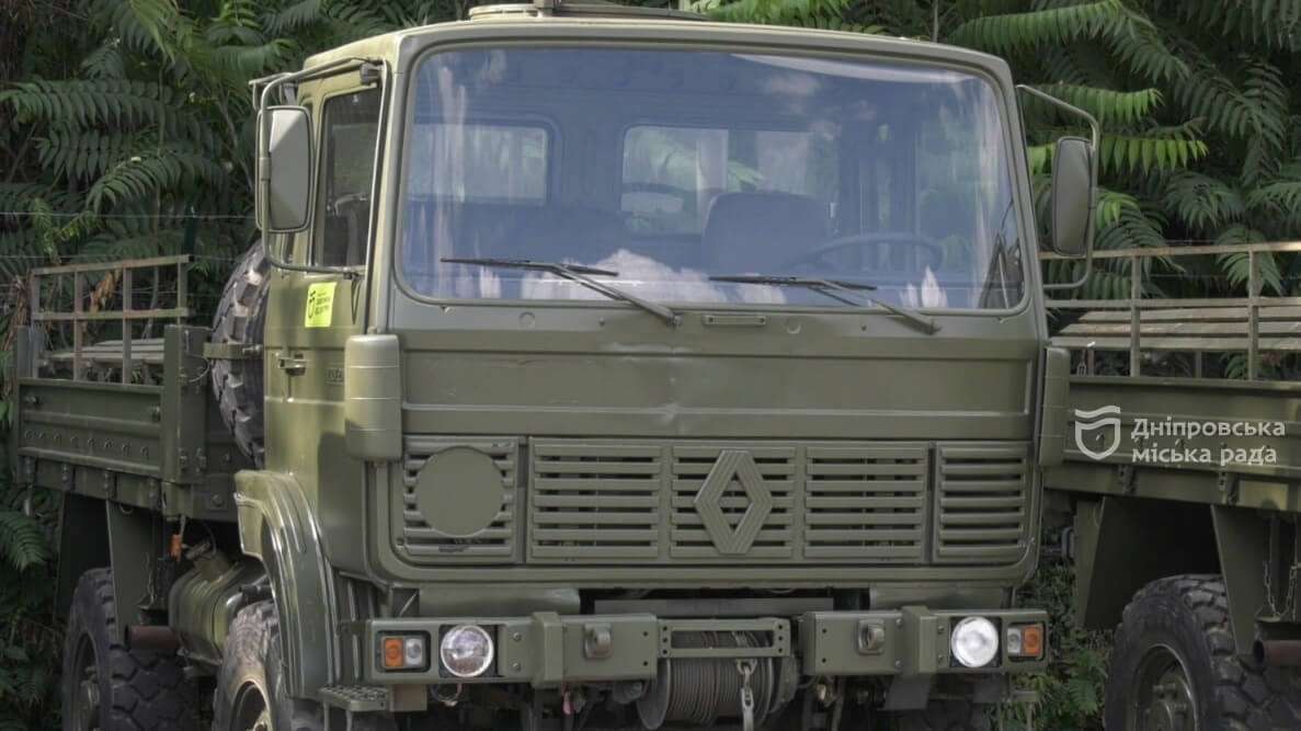 Дніпро допомагає військовим: на фронт відправлять вантажівки