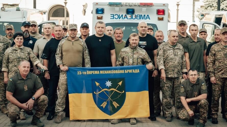 Дніпро передало військовим 30 автівок швидкої допомоги