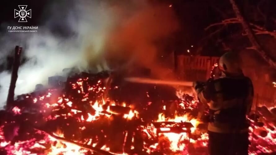 На Дніпровщині вогнеборці ліквідували пожежу на приватному подвірї