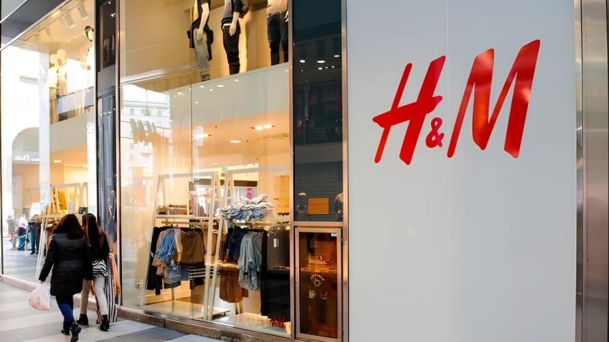 У двох торгових центрах Києва знову запрацювали магазини H&M