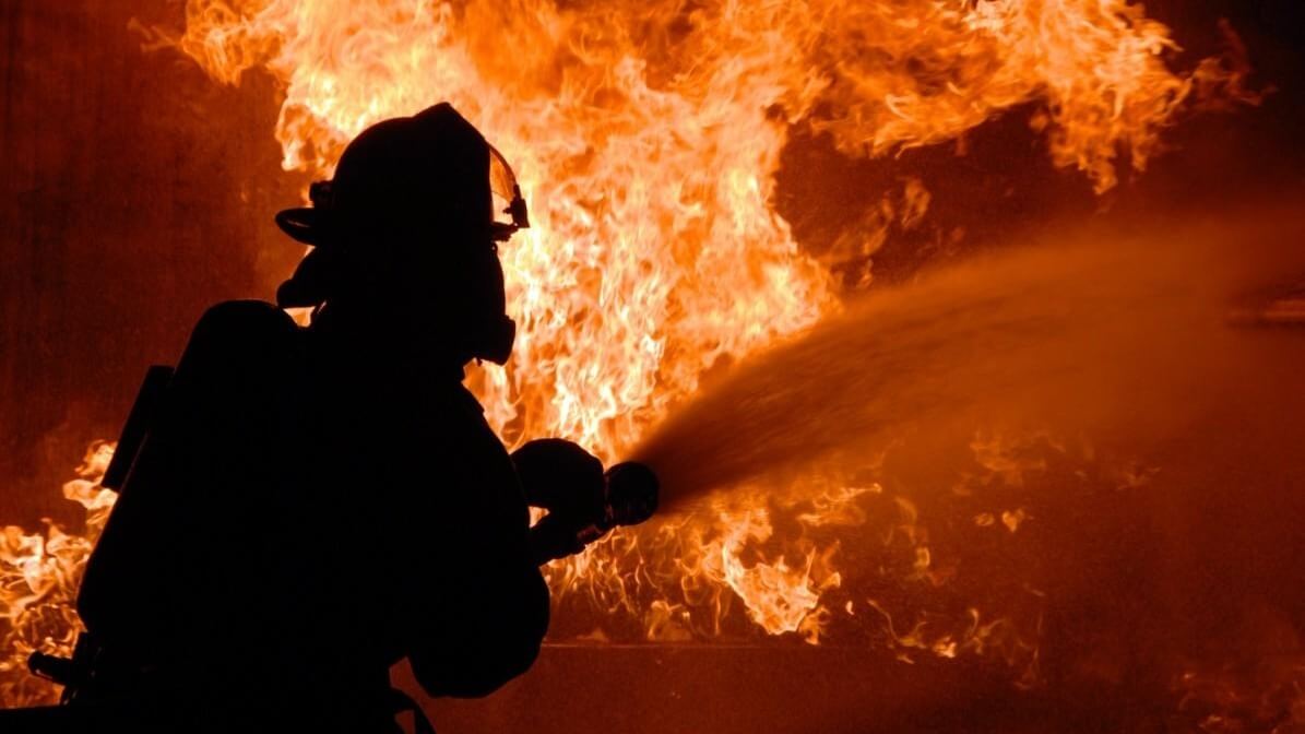 Вночі Дніпровські рятувальники ліквідували три пожежі