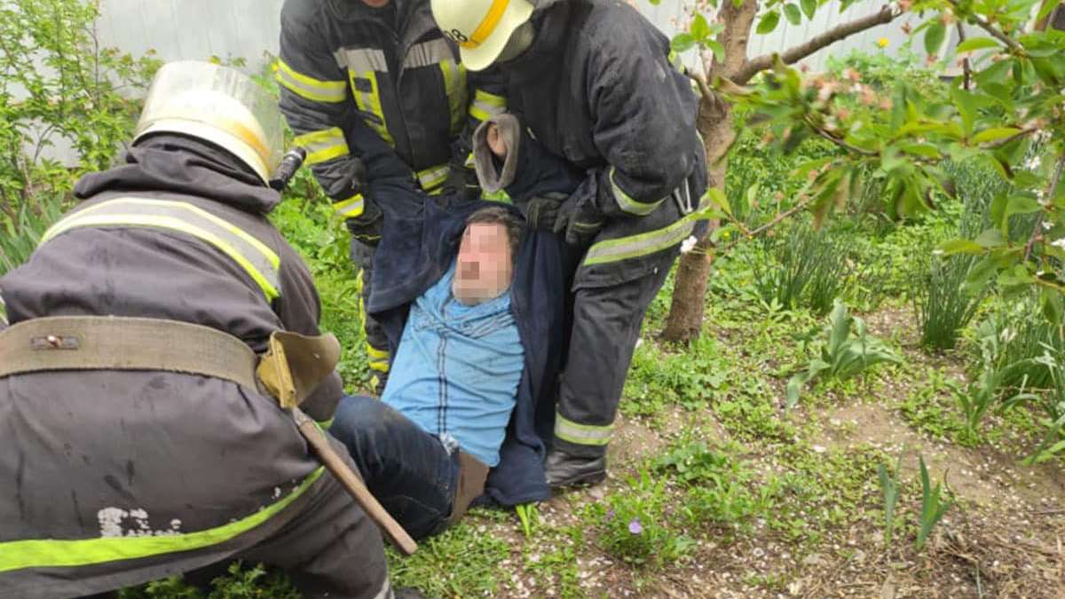 У Нікополі під час пожежі врятували 56-річного чоловіка 