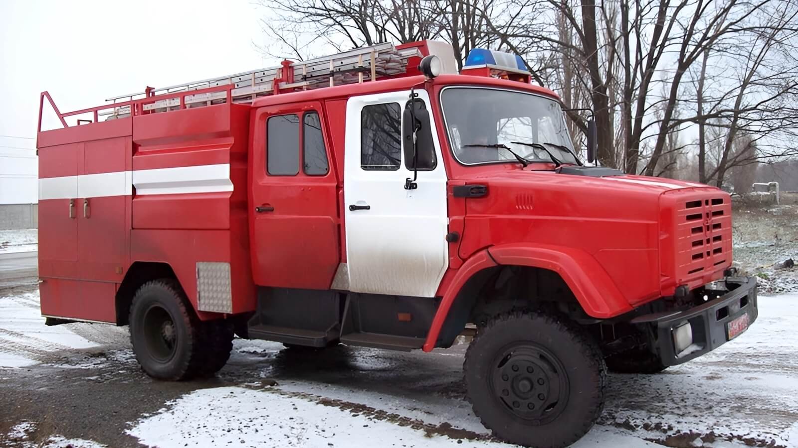 Дві пожежі у Дніпрі: горів автомобіль та баготоповерховий будинок