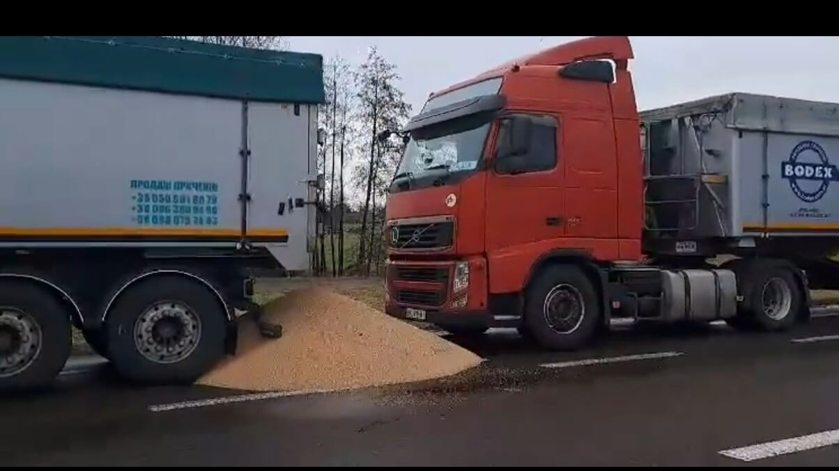 На кордоні польські фермери блокують проїзд українських вантажівок