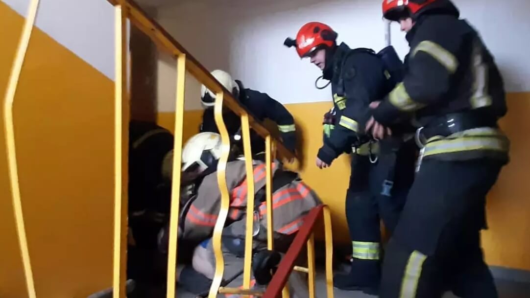 Дніпро: рятувальники винесли з палаючої квартири 47-річного чоловіка