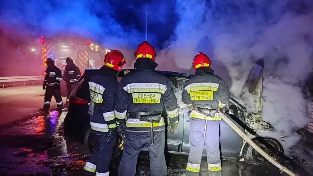 Вночі у Дніпрі зайнялася автівка: обійшлося без постраждалих
