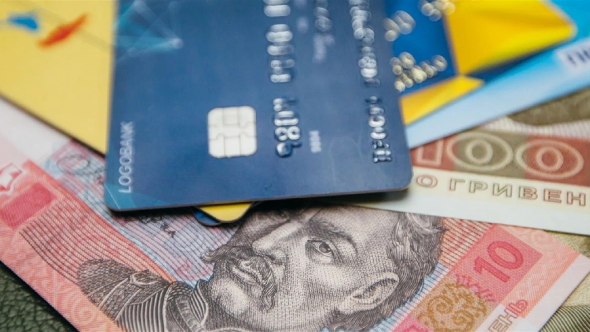 66-річна дніпрянка крала гроші з банківської карти, яку знайшла в тролейбусі