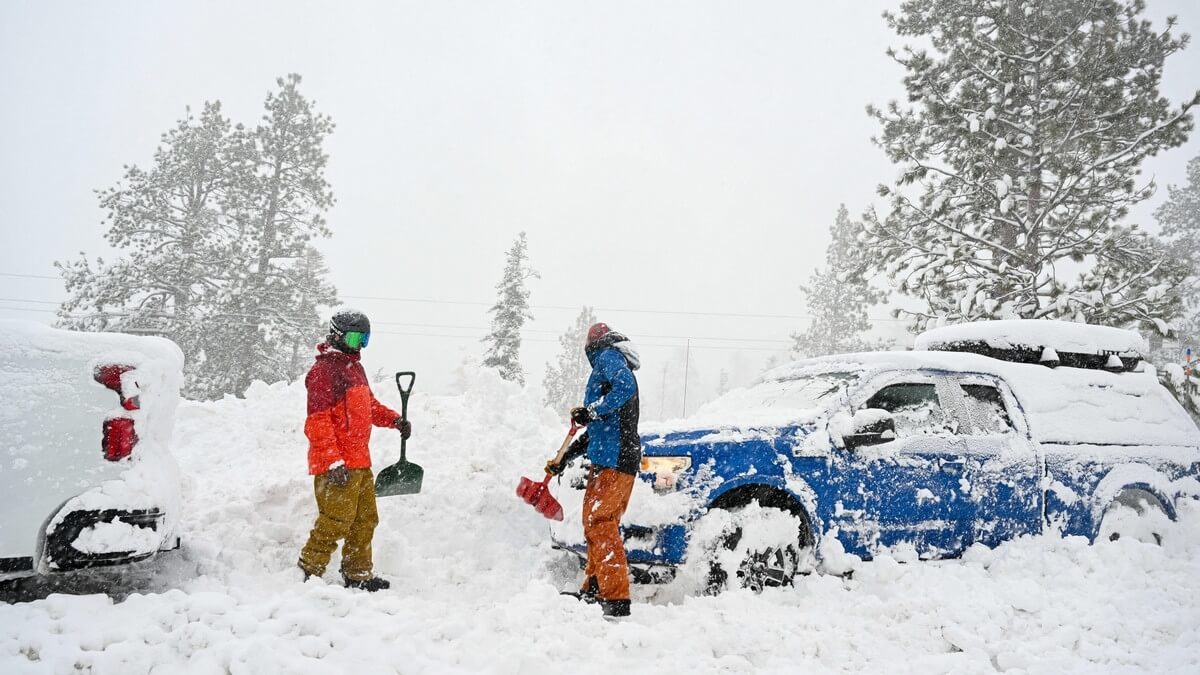 Небезпечна зимова буря обрушилася на північну Каліфорнію: очікується до трьох метрів снігу